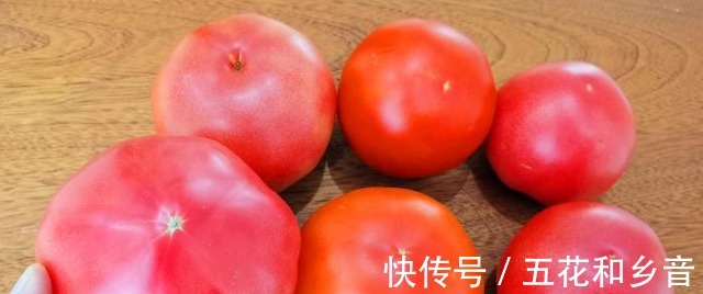 买西红柿要挑母的,老菜农教我一招看顶部一眼能辨别,真实用!