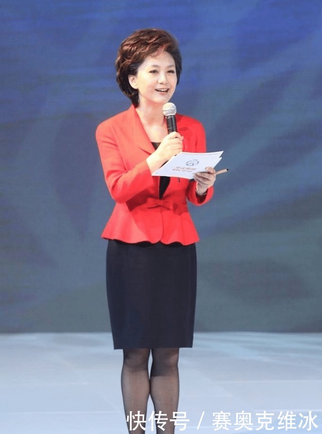 海霞私下的时候也挺正式的,穿职场装显气质,双眼迷离却很温柔