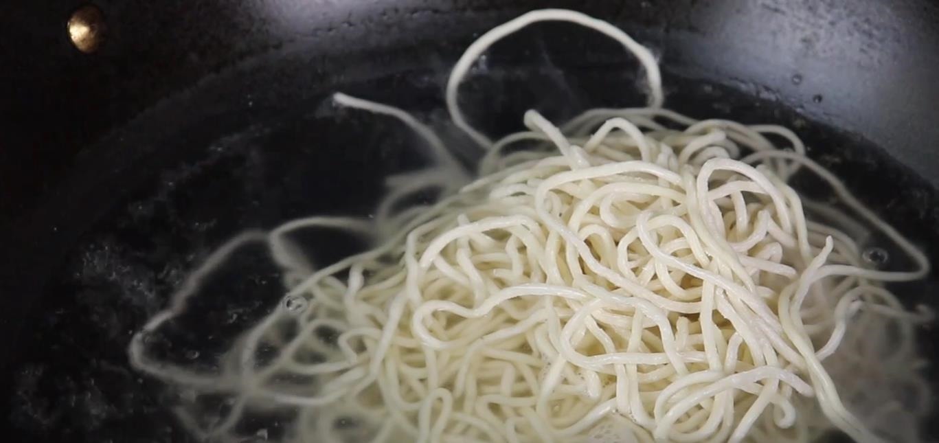 面条这样做,我家隔三差五做着吃,实在是太香了,营养解馋