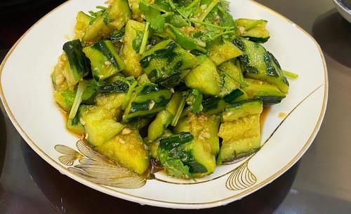 凉拌黄瓜|老公生日，准备2素4荤6道菜，花了200元，网友：菜太少，有点抠门