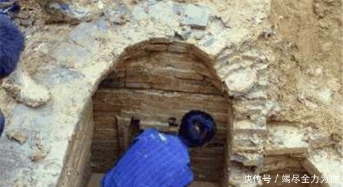 千年古墓出土神秘蒙面公主,揭开衣服后,专家大喊快跑!