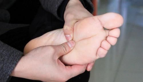 人老脚先衰,养生先养脚,睡前多按一穴位,长寿跑不了