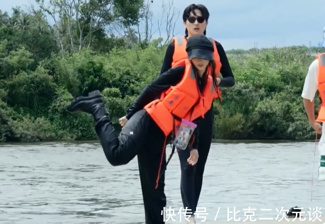功底|金晨玩漂流靴子進水，看清她那花式倒水的動作，舞蹈功底不服不行