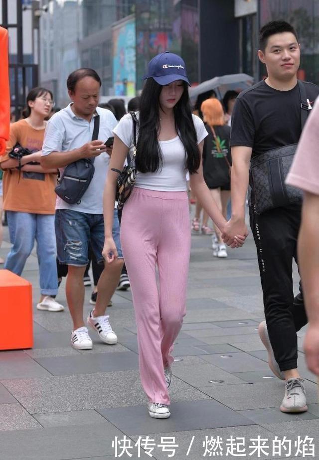 纯白色T恤搭配粉色针织裤,休闲时髦又减龄,更显少女气场