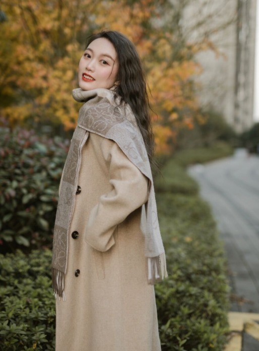 酒红色|大衣穿不出气场?原因不是身高而是搭配,看完这几套搭配你就明白