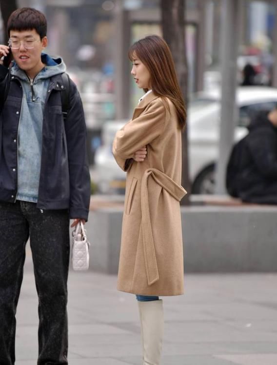 身材高挑|街拍：身材高挑的美女，一件白色一字肩配蓝色牛仔裤，都市丽人范