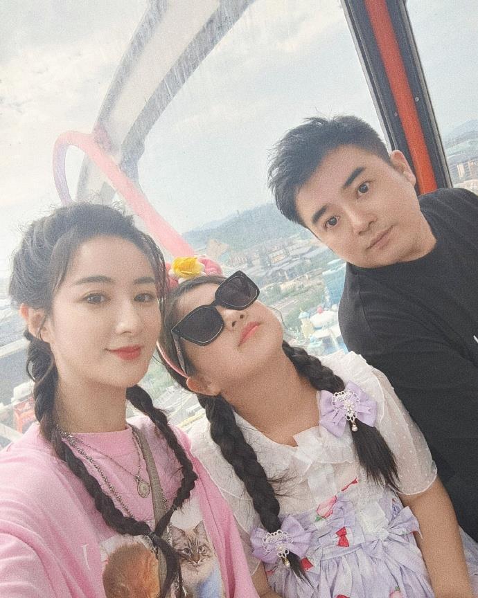 少女心|薇娅带娃逛游乐场,穿粉衣扎麻花辫真俏皮,“女王”也有少女心