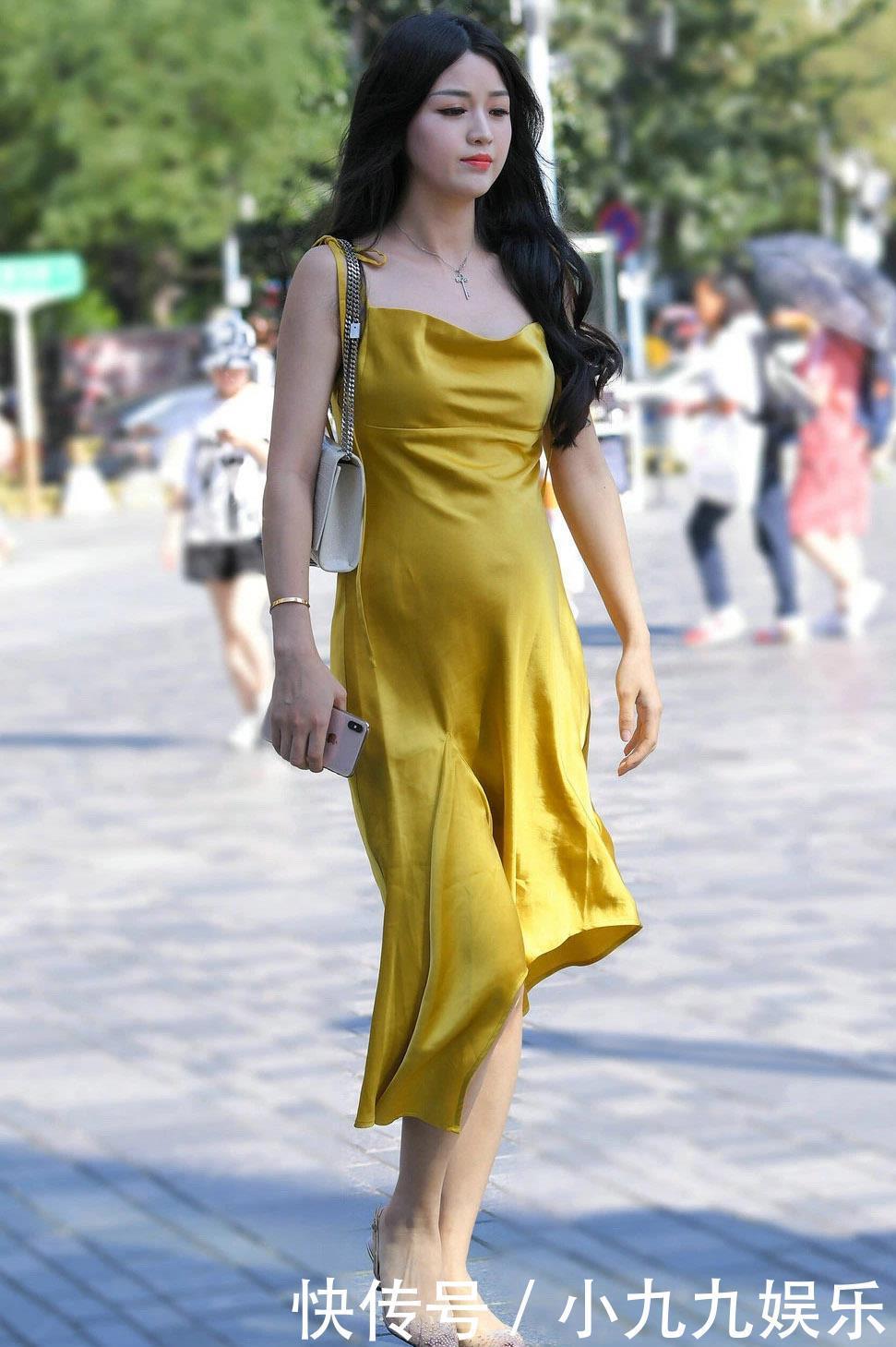 指导|穿“黄金裙”上街,大表姐亲自指导,是担心她嫁不出去吗