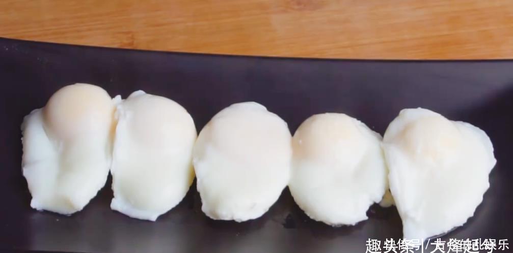 煮出来|煮荷包蛋太难?掌握1个技巧,轻松煮一锅,不破皮不粘锅无飞沫