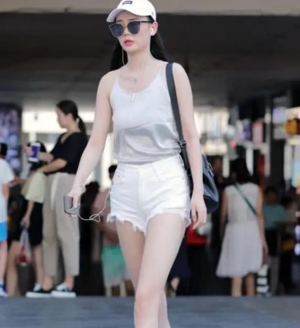 街拍:专注手机的小姐姐,身穿灰色连衣裙,超有范