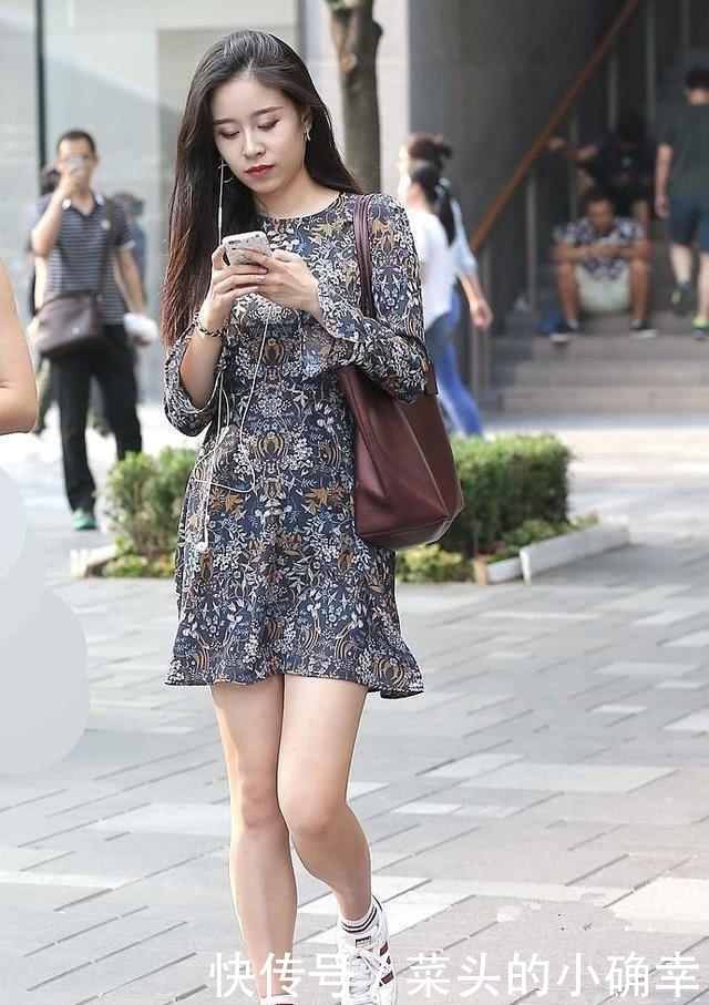  经典|街拍：成熟很美的妹子，搭配有致性感真的是经典的穿衣搭配!