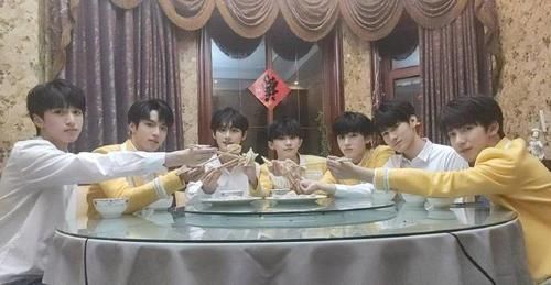 时代少年团央视表演《奔跑的青春》 意气风发的少年青春活力挡不住