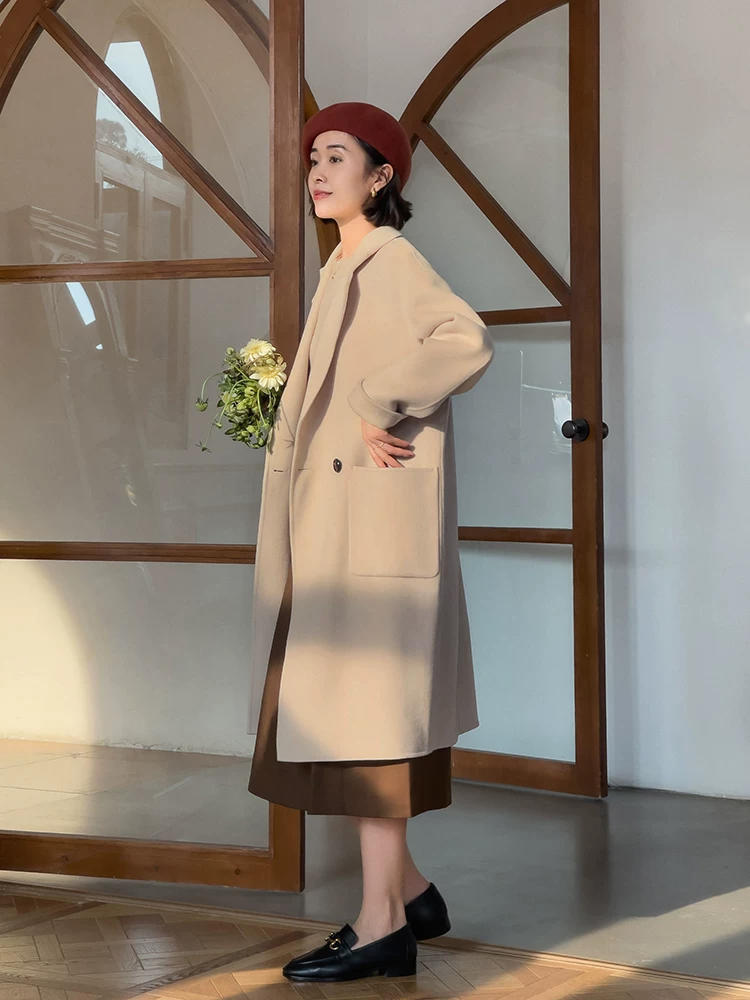 杏色|美人从不迟暮,40+姐姐用大衣+半身裙,不费吹灰之力就漂亮,真美