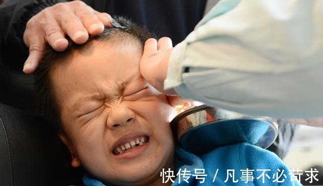 父母|8岁男孩耳朵疼痛难忍,父母带孩子去检查,取出的东西让爸妈崩溃