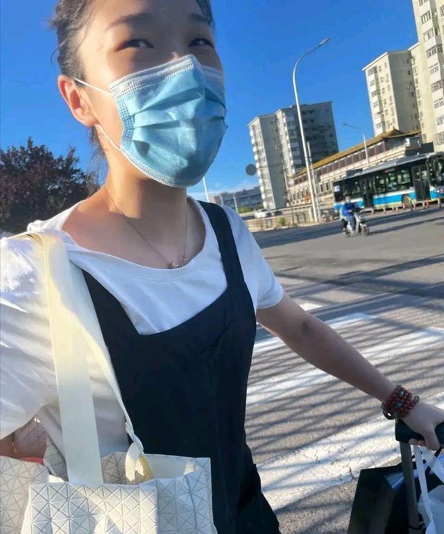 中国女排国家队|女排低调解散！龚翔宇满满2大箱子行李，袁心玥时髦打扮心情不错