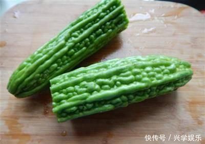 苦瓜炒肉丝是有诀窍的,这样炒苦瓜不苦,肉丝不柴,色泽翠绿好吃