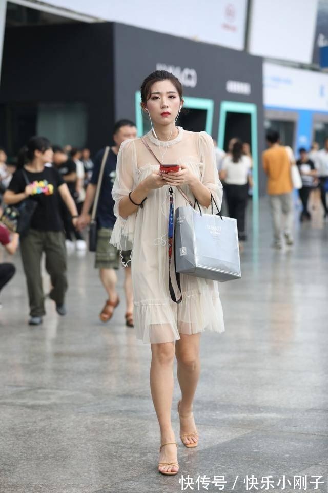 连衣裙 简洁大方又不失美感与气场,靓丽的连衣裙让女人更自信