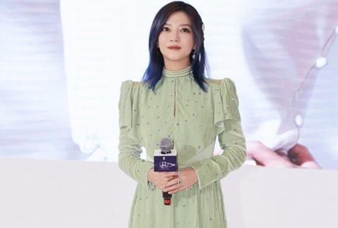 赵薇活动被抓拍,生图曝光真实颜值,这才是44岁女人的真实状态