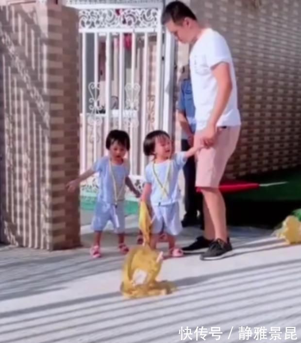 书包|爸爸接女儿放学迟到了,三胞胎气得当场扔书包,门卫大爷笑翻了