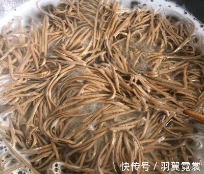 豆角|豆角焖面,面条直接下锅是错的,多做1步,根根干香入味,不粘连