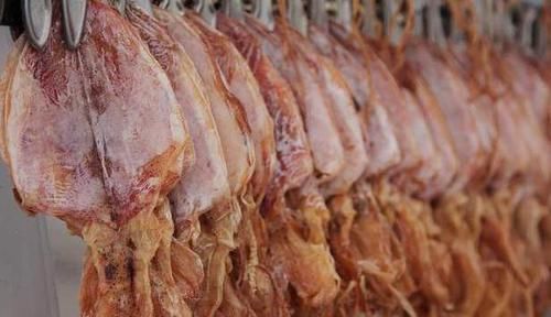 干鱿鱼只用水是泡不软的，老渔民教你一招，泡得又快又新鲜