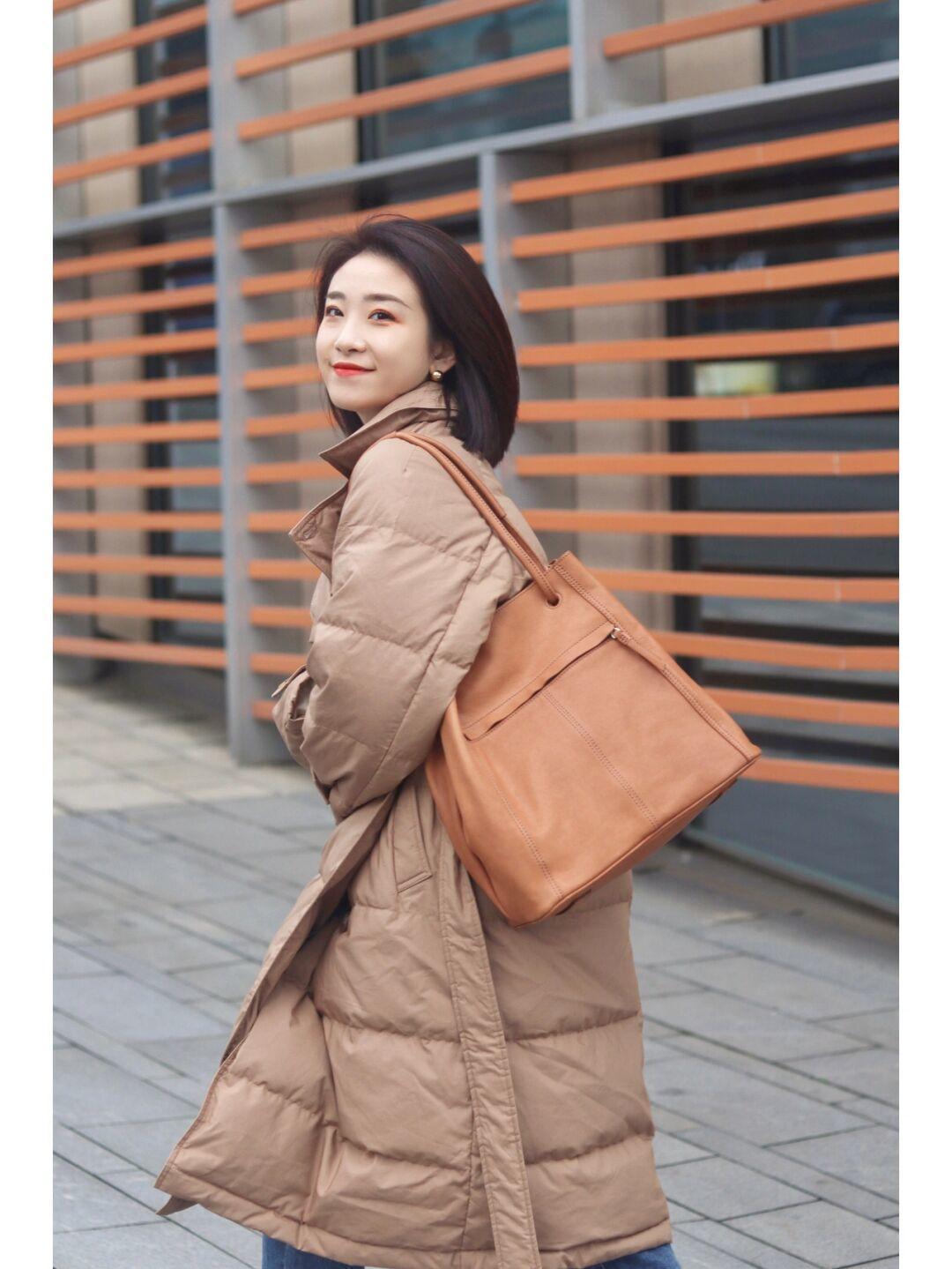 大衣 这个冬天一定要做好保暖工作,棕色羽绒服+直筒牛仔裤,休闲又百搭!