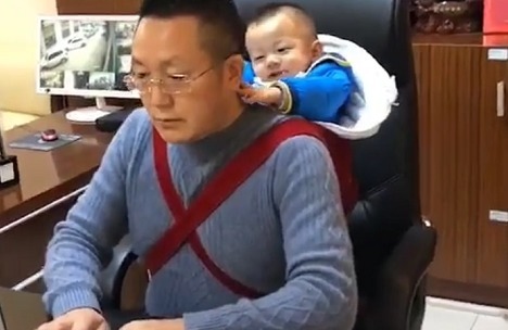 宝妈|“霸道总裁奶爸”带娃上班火了,这大概是全网“最帅”的父亲