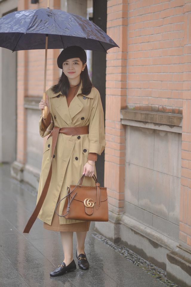 一脚蹬 今秋少穿高跟鞋!现最流行“一脚蹬”配风衣,比高跟鞋有气场