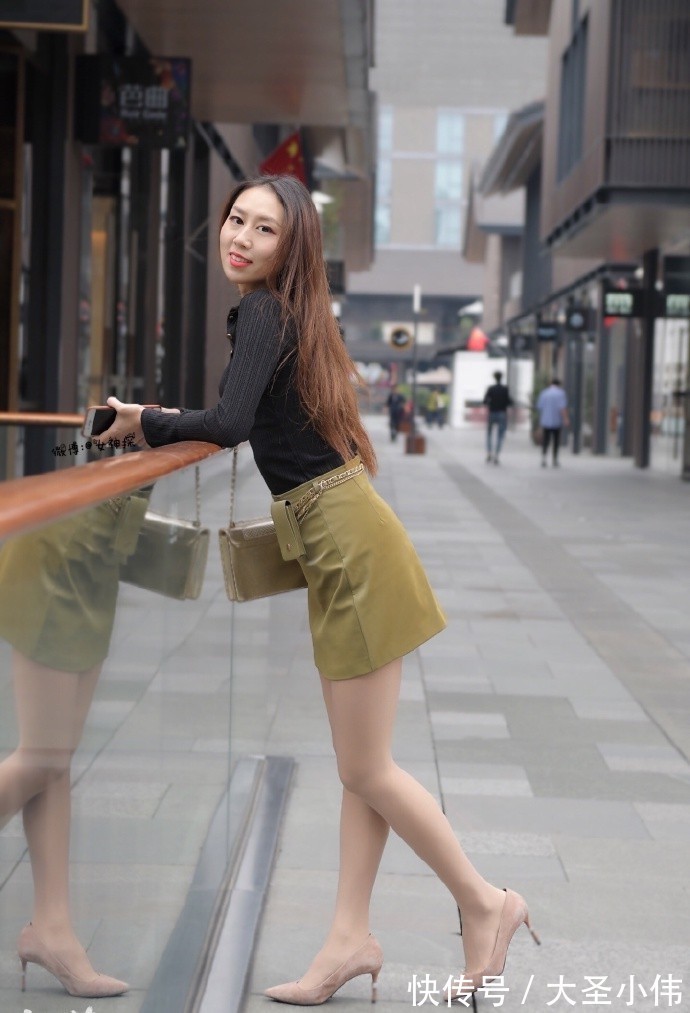 女神|美女街拍：短裙配长袖？不是神经，而是女神
