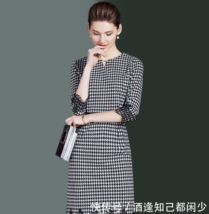女人一旦过了45岁,打扮高贵点,多穿素色高雅裙,洋气显嫩特时髦