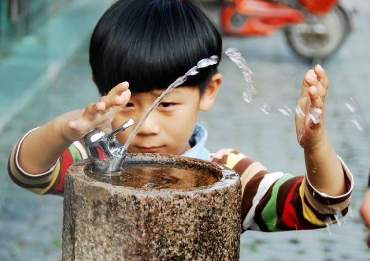 孩子|宝宝出现3种“怪异”行为，家长偷着乐吧，孩子智商低不了