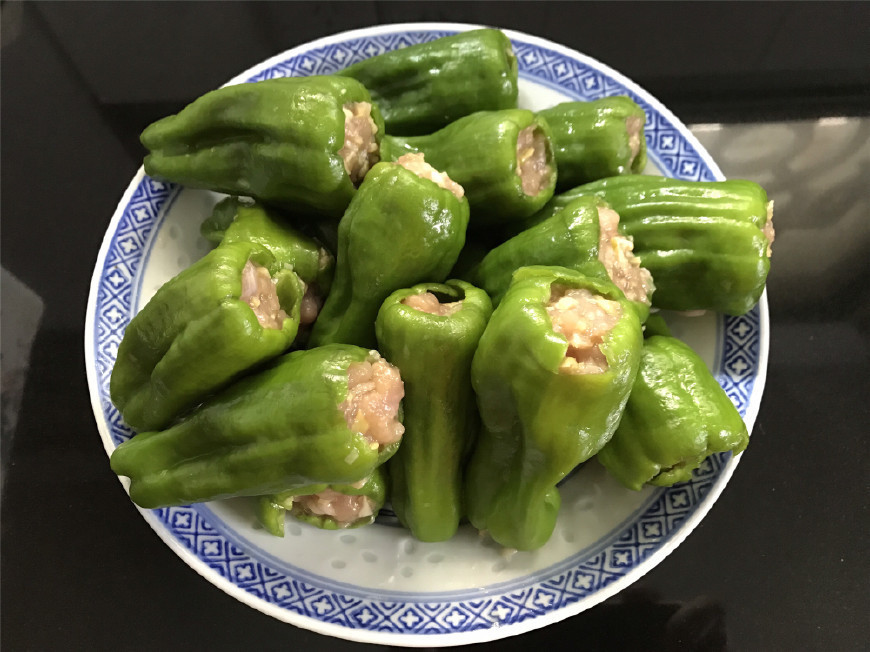 鲜美|青椒别再炒肉丝了，换个做法，咬一口，香辣鲜美，米饭都多吃一碗