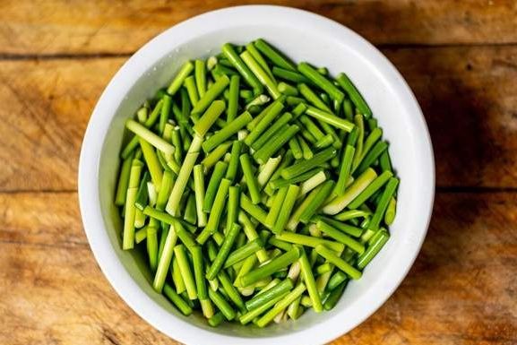 炒蒜苔时,焯水和直接炒都不对,巧用这一招,翠绿鲜嫩,香味十足