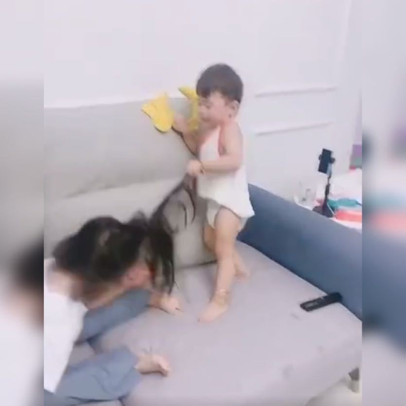 弟弟|姐弟俩使出吃奶的劲儿打架火了,网友从小就知道姐姐的致命伤!