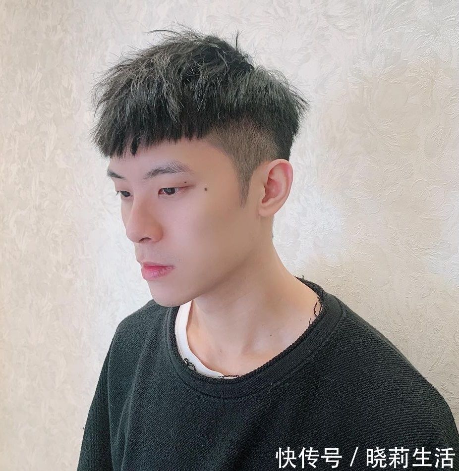男发|男发不管怎么剪，还是“两边铲短”比较好看，这些发型帅气值得剪