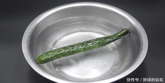 原来黄瓜不用放冰箱教你一个小妙招，放半个月都新鲜，涨知识了