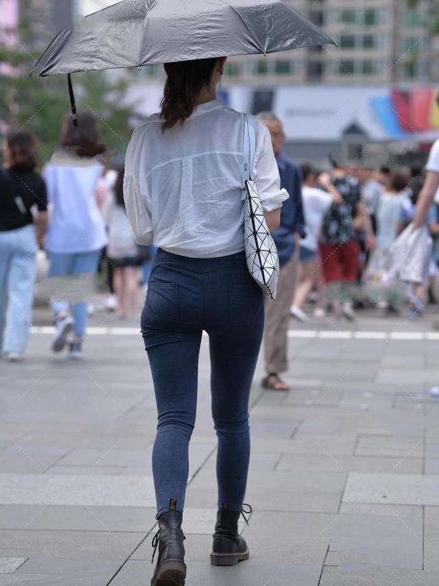 时尚达人|白色防晒衫内搭“黑色抹胸内衣”, 性感好看, 搭配健美裤靓丽迷人