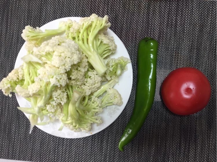 番茄煸炒花菜，我家每周都吃，比肉还下饭