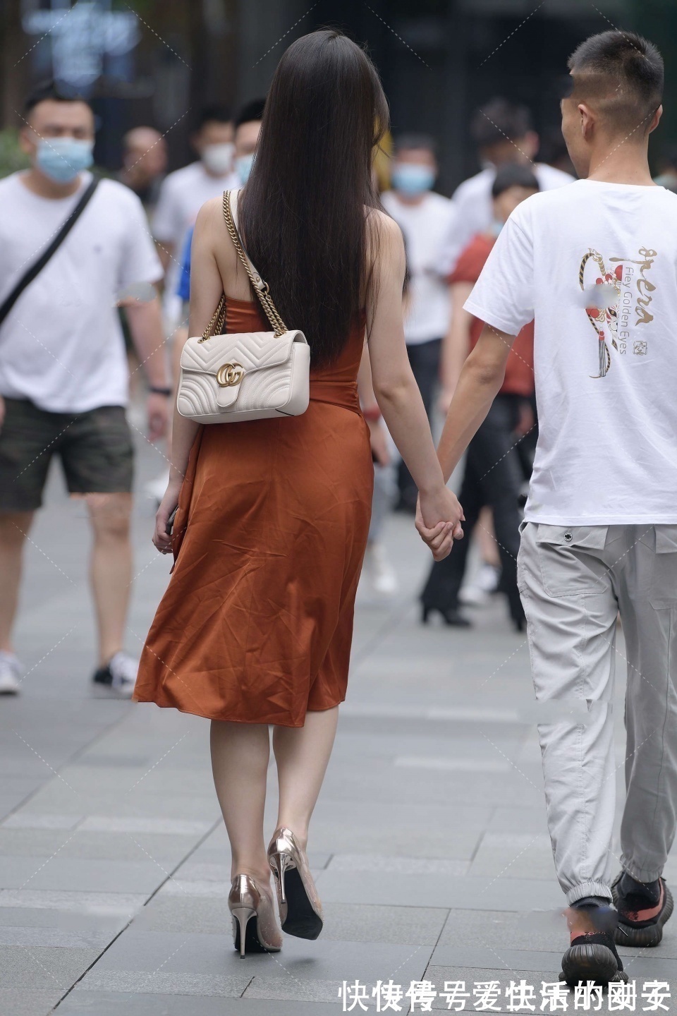 颈部 真正有气质的淑女,修身甜美风的裙子,轻松的秀出了秋天风情