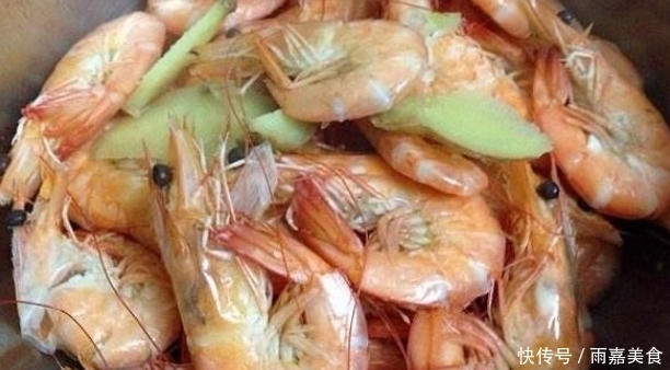 做白水煮虾时，多数人落了这1步，难怪肉质鲜嫩却有腥味