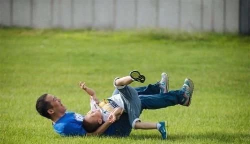 脚丫|“慌张爸爸”走红，醒来后摸脚丫、探鼻息，宝妈调侃娃还活着呢