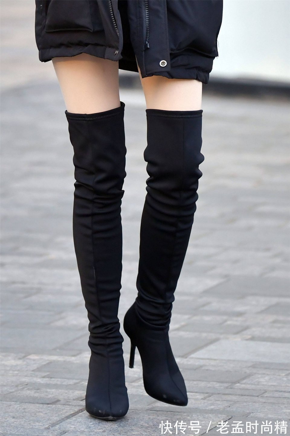 穿搭 黑色的尖头细跟过膝长靴,搭配一款黑色羽绒服,时髦又很保暖显高