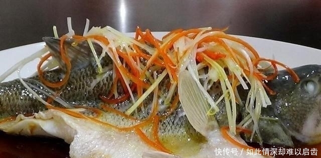蒸鲈鱼时,记住“2不放,加3样”鱼肉鲜嫩洁白,还没有腥味