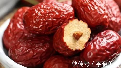 大枣茶|红枣泡水时加一宝，每天一杯，色斑皱纹淡了，子宫也越来越健康