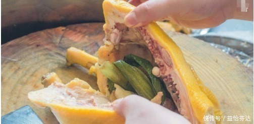 粤菜|白切鸡，不只是放姜葱，少了它，鸡皮根本不会变黄