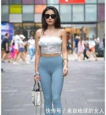 淑女风 穿着打底裤俏皮又活泼,淑女风中又增添几分小性感,减龄又大气!