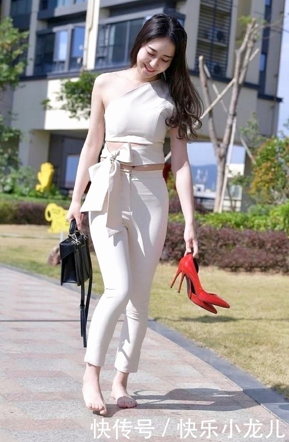 潮流小姐姐媚态如风，单肩款式的修身上衣，显示出S型身材