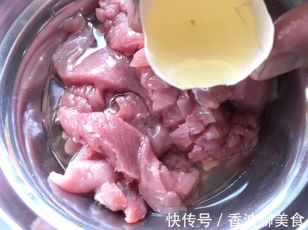 不管炒啥肉，别用盐淀粉腌制，换成4样调料，嫩滑可口，还不粘锅
