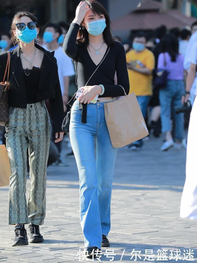 为了增强性感和气质，女孩们穿喇叭裤和针织短衫，美观耐用