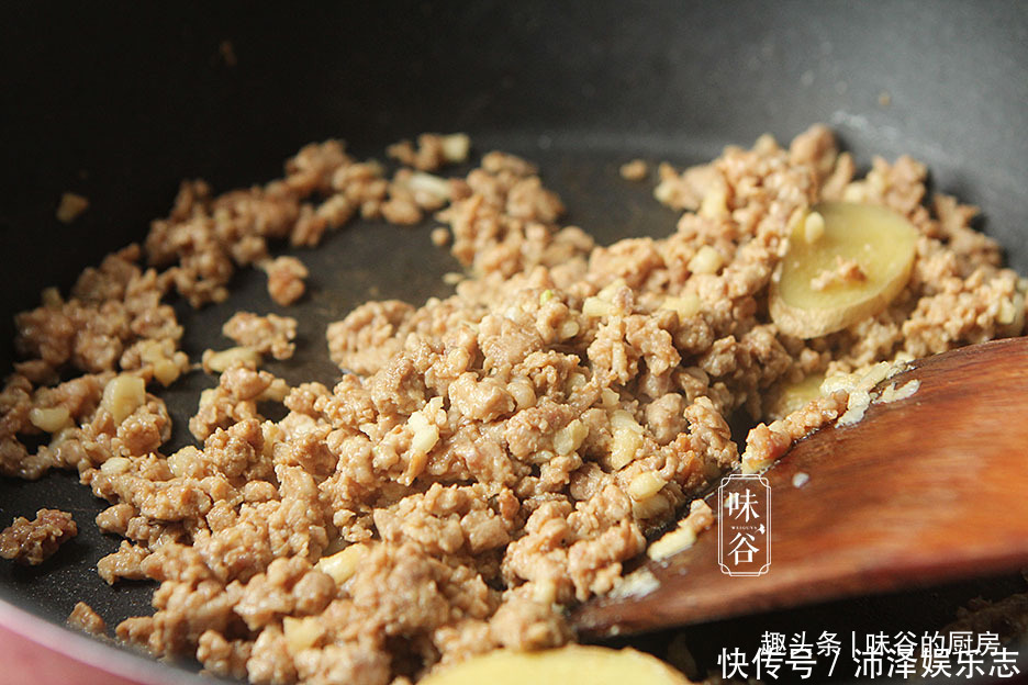 油腻|做茄子豆角时,直接过油就错了,大厨教您一招,茄子不黑不油腻